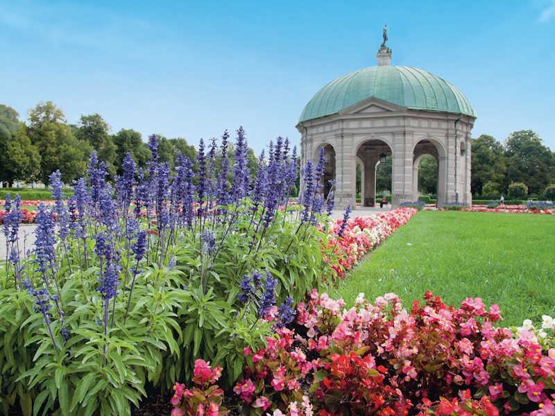 Munich: Sightseeing hopping Summer in the city with an aperitif drink